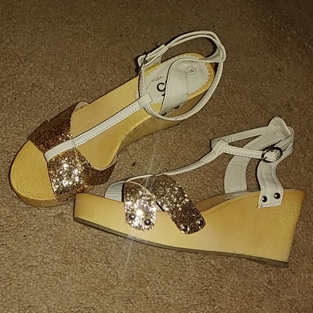Wedge sandals. Sze 9